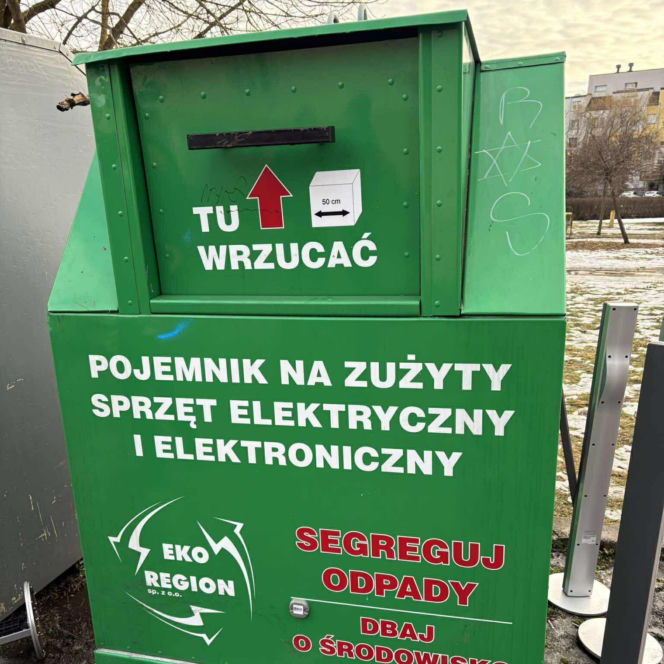 Doda cudem uniknęła śmierci! Właścicielka wyrzuciła ją do kontenera na elektrośmieci