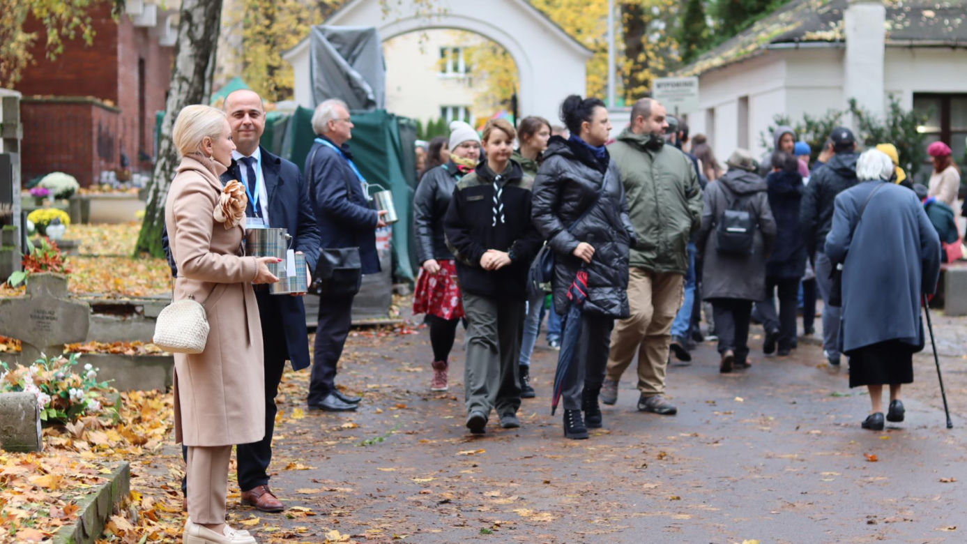 Tak mieszkańcy odwiedzają groby zmarłych. Tłumy na najstarszym cmentarzu w Lublinie