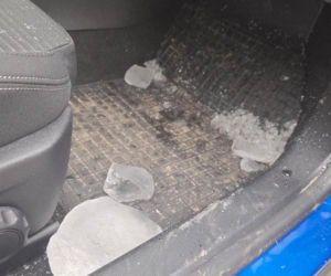 Bryła lodu wbiła się w przednią szybę. Zaniedbanie mogło skończyć się tragedią