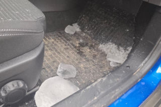 Bryła lodu wbiła się w przednią szybę. Zaniedbanie mogło skończyć się tragedią