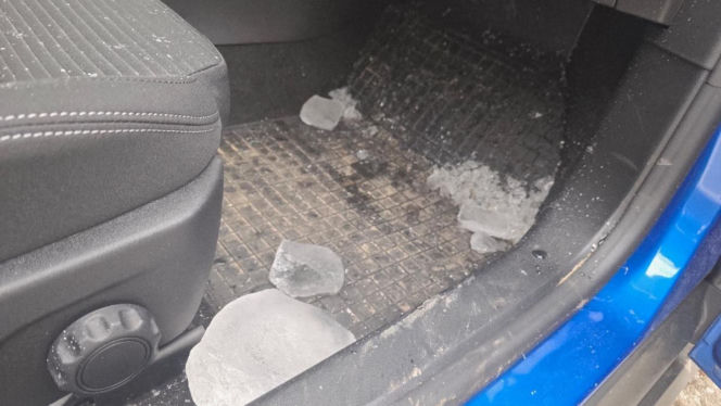 Bryła lodu wbiła się w przednią szybę. Zaniedbanie mogło skończyć się tragedią