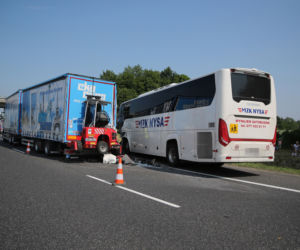 Autobus z dziecmi wjechał w ciężarówkę