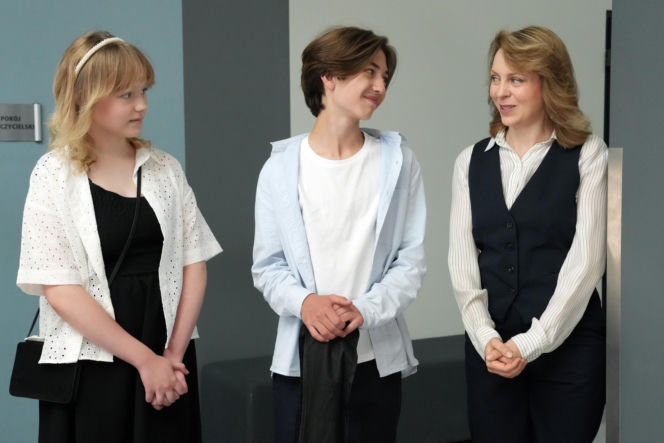 Barwy szczęścia odc. 3280. Emil (Artem Malaszczuk), Emilka (Jessica Frankiewicz), Dorota Kujawiak (Karina Seweryn)