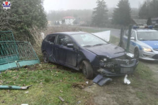Młoda kobieta ROZWALIŁA Hondę. Solidnie PRZYRŻNĘŁA w ogrodzenie