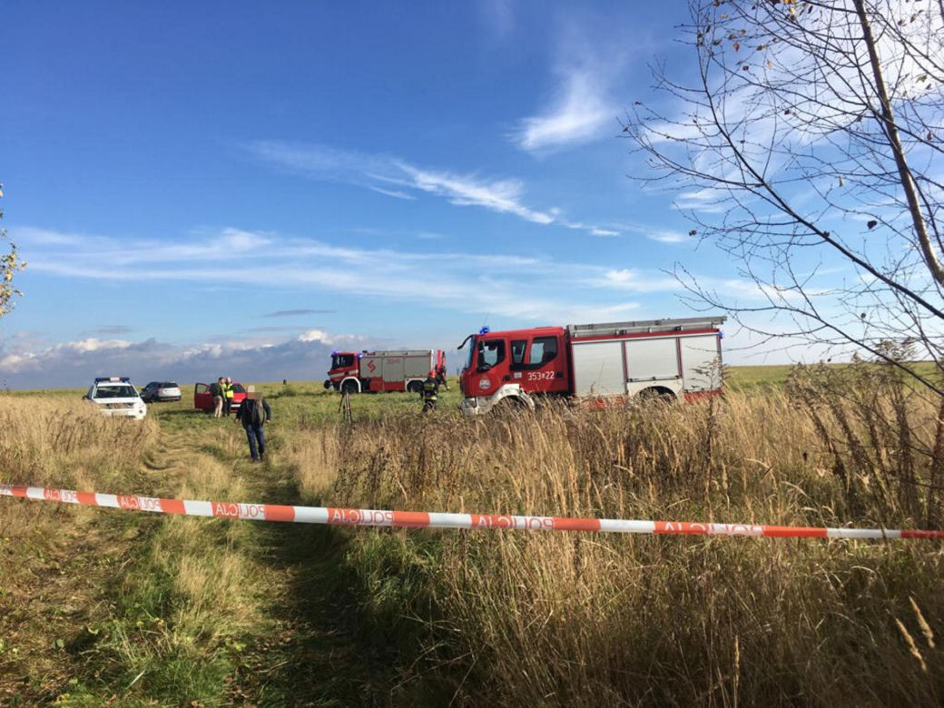 Katastrofa lotnicza w Kościelcu. Szybowiec spadł do lasu, nie żyją dwie osoby [ZDJĘCIA]