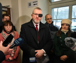 Grzegorz Braun pojawił się w prokuraturze. Nie otrzymał żadnych zarzutów