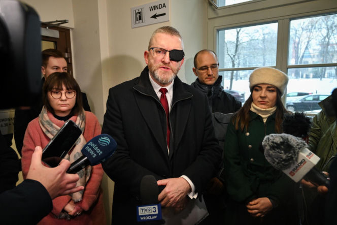 Grzegorz Braun pojawił się w prokuraturze. Nie otrzymał żadnych zarzutów