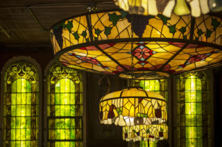 Lampy witrażowe - wyjątkowa dekoracja nie tylko do wnętrza z epoki