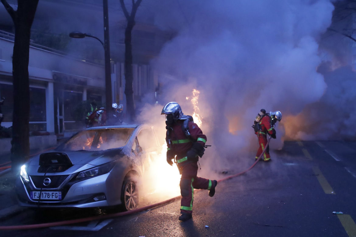 Francja płonie! Wielki atak na policję, dziesiątki rannych