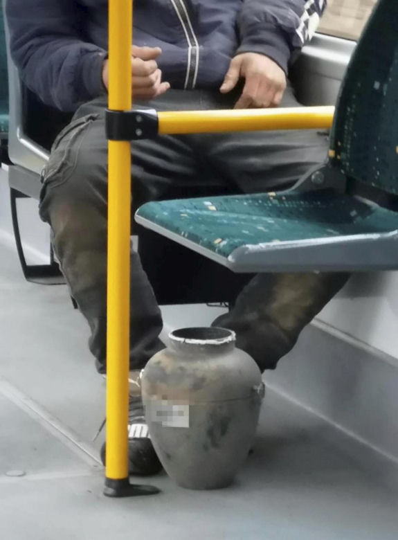 Mężczyzna z urną w tramwaju. Zabrał z cmentarza prochy ojca 