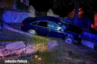 Uderzył w mur i zawisł na barierce. Świadka prosił, żeby go popchnąć