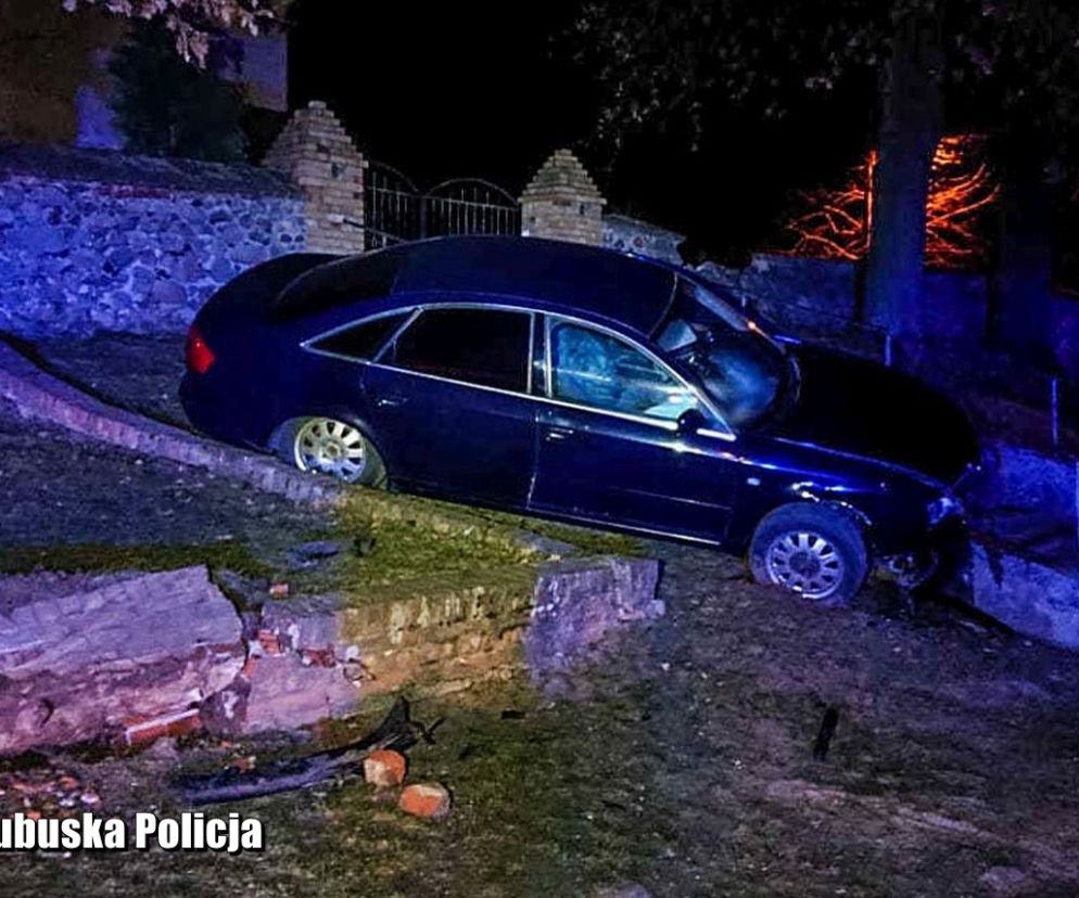 Audi A6 uderzyło w mur i zawisło na barierce przy schodach