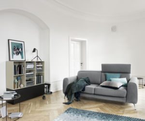 Szara sofa w stylowej aranżacji wnętrza