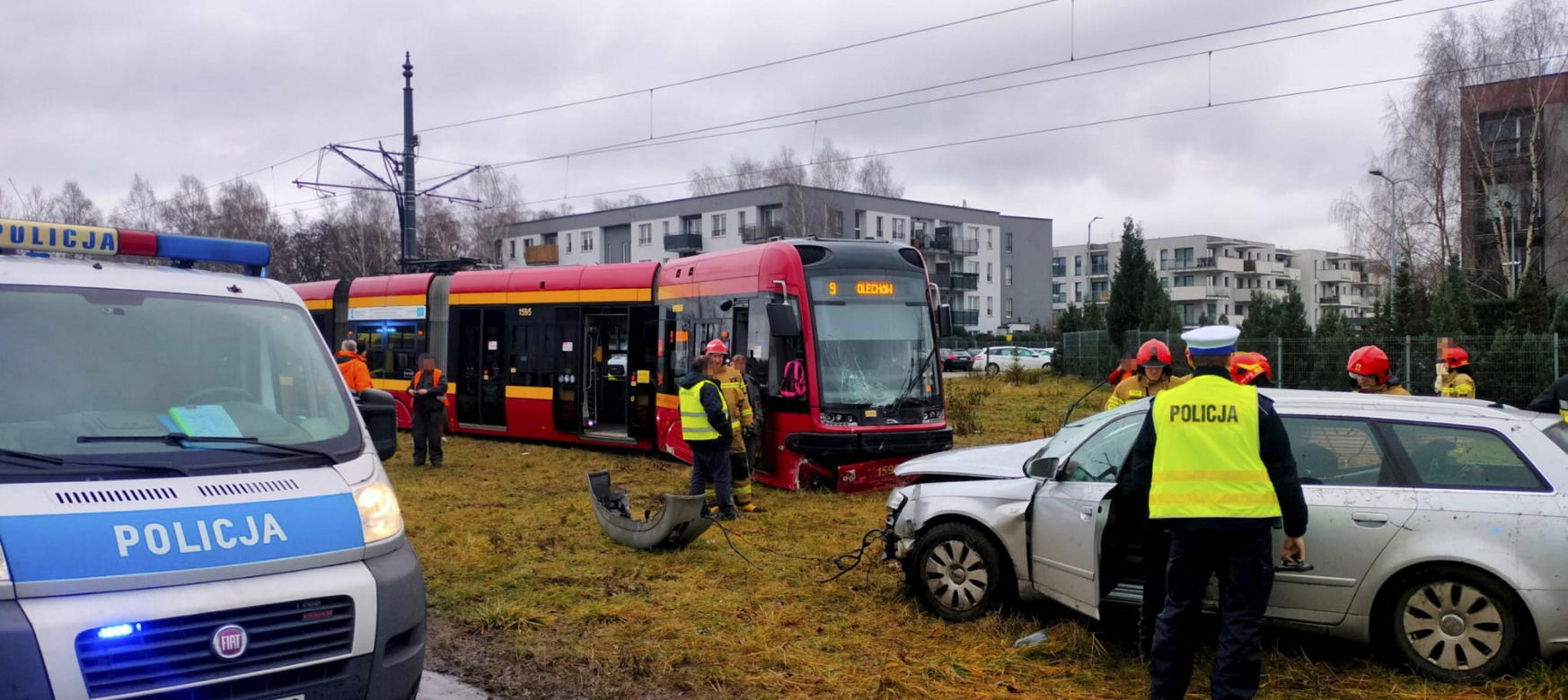Koszmarny wypadek w Łodzi. Tramwaj i osobówka zderzyły się na Hetmańskiej [ZDJĘCIA].