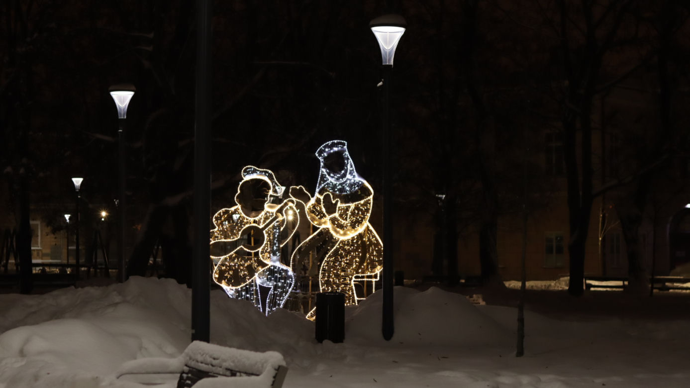Lublin wieczorową porą. W mieście świąteczne ozdoby i hałdy śniegu. Zobacz zdjęcia!