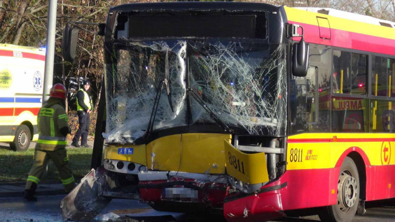 Rozpędzone BMW wjechało w autobus miejski. Nie żyją młodzi studenci. Sebastian i Iwo zmarli w szpitalu