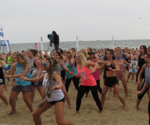 Niedzielny maraton zumby na plaży w Brzeźnie