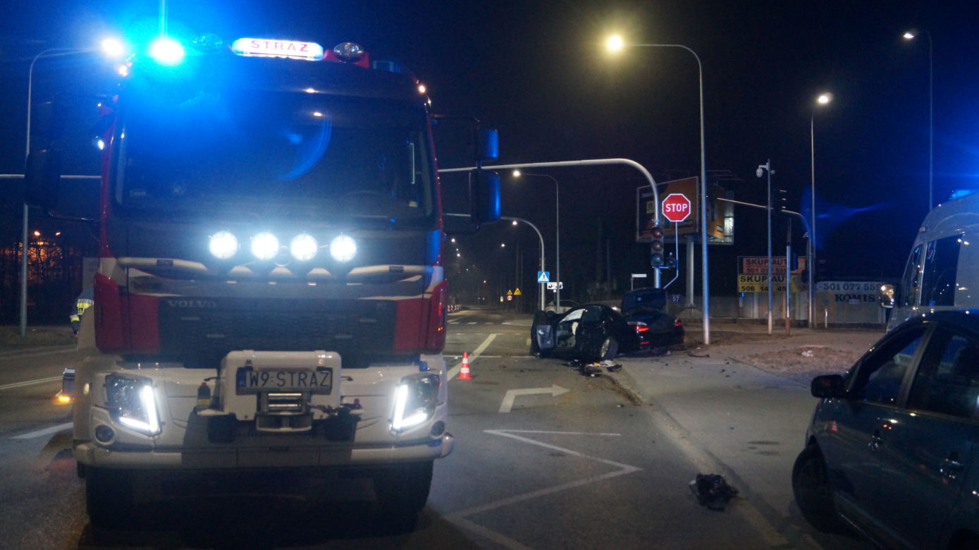 Potworne zderzenie toyoty z BMW w Piasecznie. Pogotowie zabrało rannego