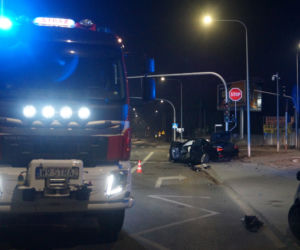 Potworne zderzenie toyoty z BMW w Piasecznie. Pogotowie zabrało rannego