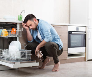 Zmywarka nie domywa naczyń? Oto najczęstszy winowajca. Wyczyść ten element zanim wezwiesz fachowca. Czyszczenie zmywarki