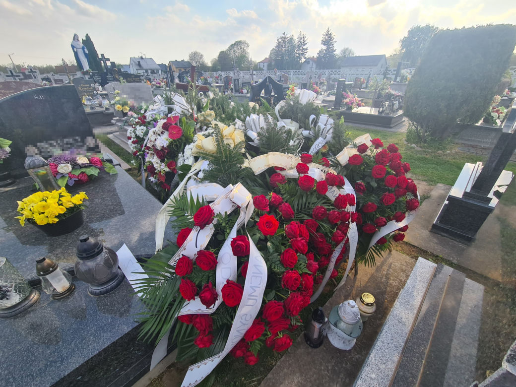 Marcin zginął w tragicznym wypadku w Tryńczy. Grób strażaka tonie w kwiatach [GALERIA]