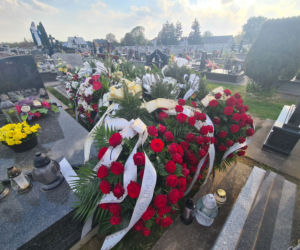 Marcin zginął w tragicznym wypadku w Tryńczy. Grób strażaka tonie w kwiatach [GALERIA]