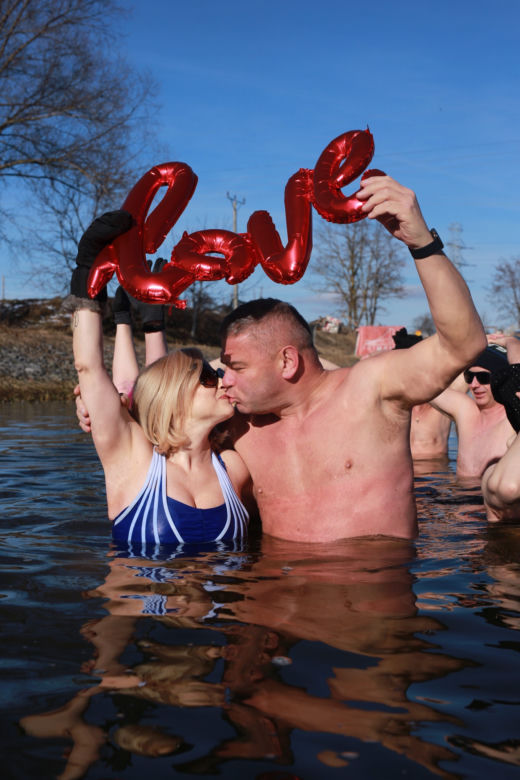Dla lubelskich morsów liczy się miłość i lodowata woda! Zobaczcie gorące zdjęcia z zimnego zalewu