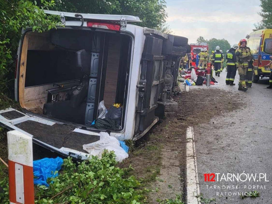Autokar z dziećmi wylądował w rowie! Sześć osób rannych, droga zablokowana