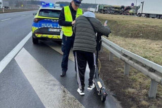 Kolumbijczyk jechał na hulajnodze trasą S8. „Śpieszył się na zabieg kosmetyczny”