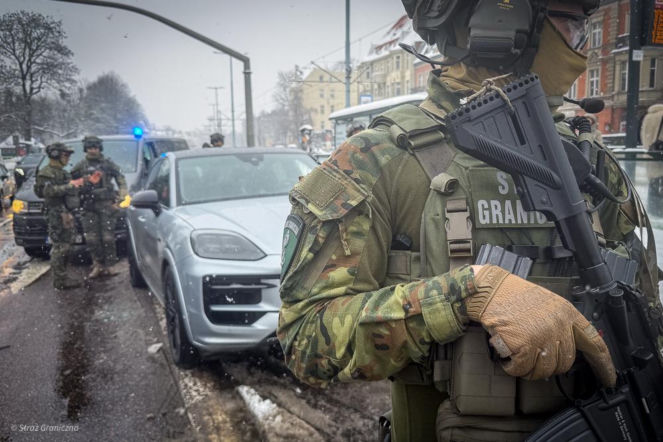 Strzały na ulicach Gdańska! Rozbito gang handlarzy ludźmi. Ofiary zmuszano do ciężkiej pracy [GALERIA]