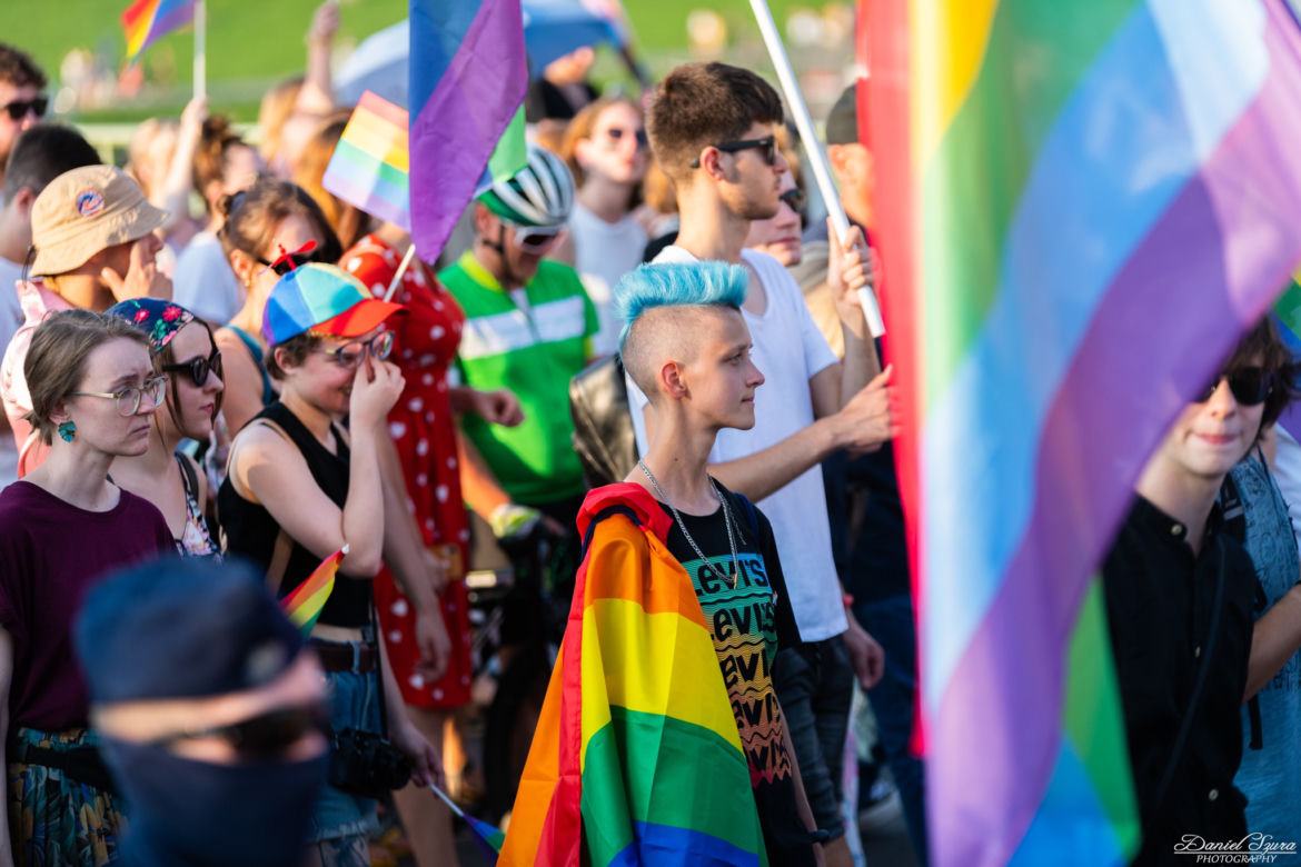 Marsz Równości w Krakowie - tłumy na wydarzeniu pod hasłem "Zaczerpnąć tchu".