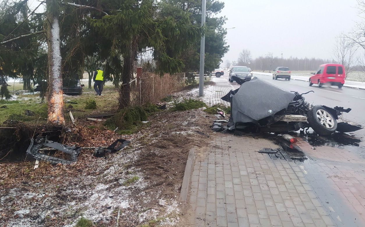 Drogowa makabra pod Siedlcami. Bmw walnęło w drzewo, auto rozpadło się na pół