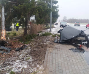 Drogowa makabra pod Siedlcami. Bmw walnęło w drzewo, auto rozpadło się na pół