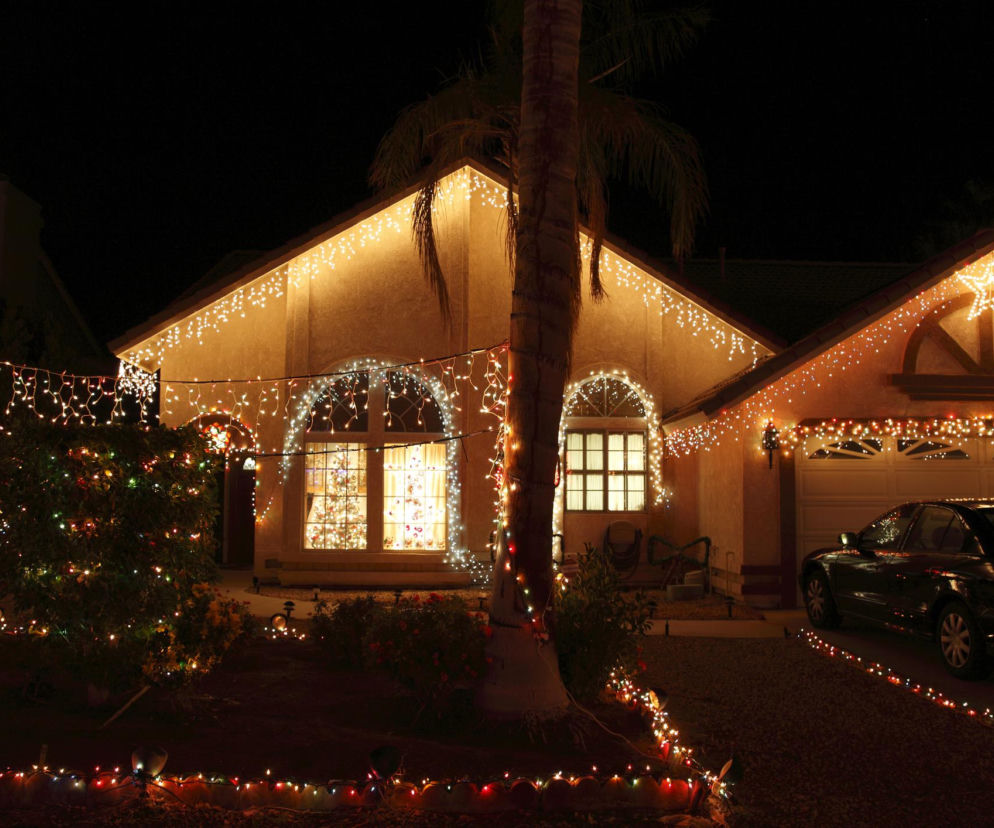 Zewnętrzne oświetlenie domu na Boże Narodzenie