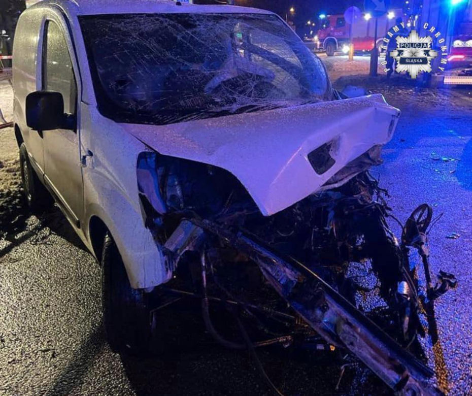 Wypadek w Wodzisławiu. Ofiary to nastolatkowie. Z auta niewiele zostało