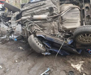 Koszmarne dachowanie w Bydgoszczy! Kierowca wypadł z auta i został przygnięciony 