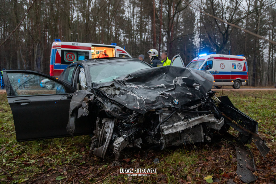 Skoda rozpadła się na części. Koszmarny wypadek w Knyszynie. Dwie osoby zginęły na miejscu
