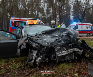 Skoda rozpadła się na części. Koszmarny wypadek w Knyszynie. Dwie osoby zginęły na miejscu