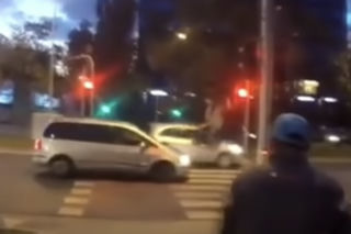 Słuchawki na uszach, klapki na oczach. Rowerzysta wjechał na czerwonym, wprost pod samochód - WIDEO