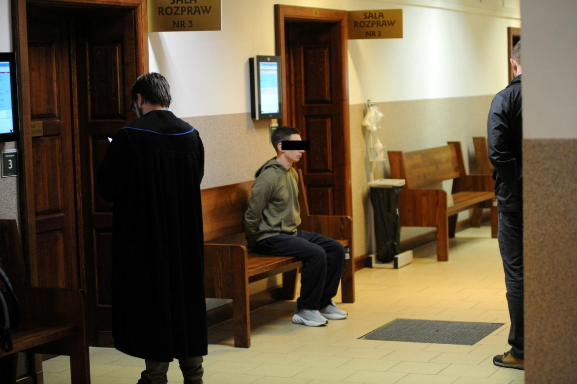Doprowadzenie do Sądu Ukraińców, którzy wyłudzili metodą na BLIK ponad milion złotych