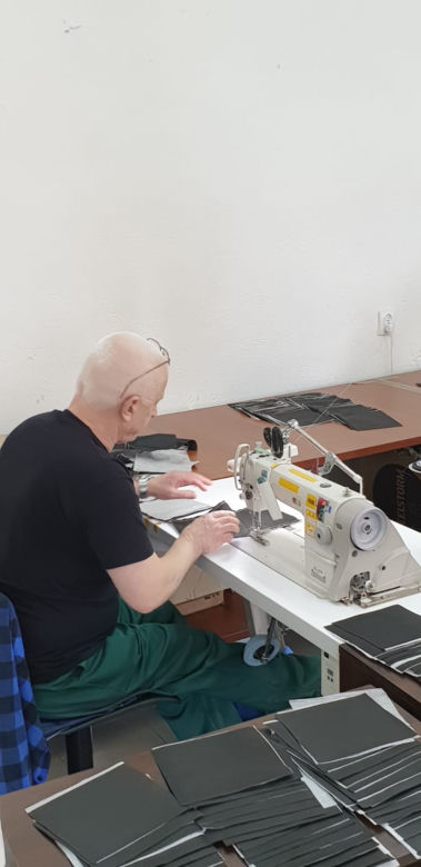Więźniowie szyją maseczki dla lekarzy
