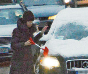 Marta Kaczyńska odśnieża auto plażową łopatką