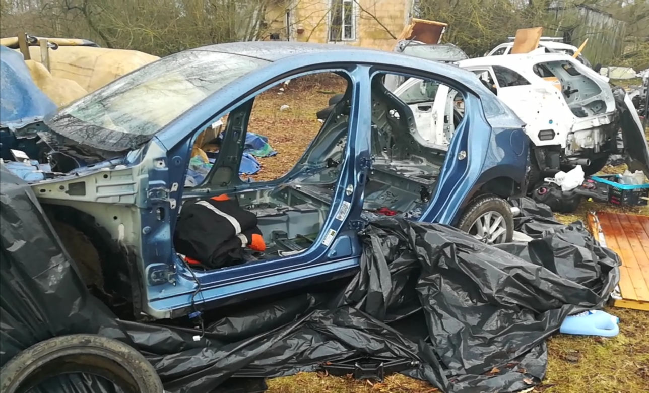 Kradli luksusowe auta m.in. w Płocku! Policja zrobiła nalot na ich "dziuplę"! [ZDJĘCIA]