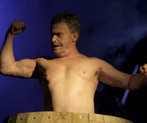 Daniel Olbrychski: Robi brzuszki dla kasy