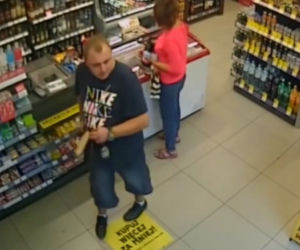 Jednego z poszukiwanych mężczyzn zarejestrowała kamera w sklepie.