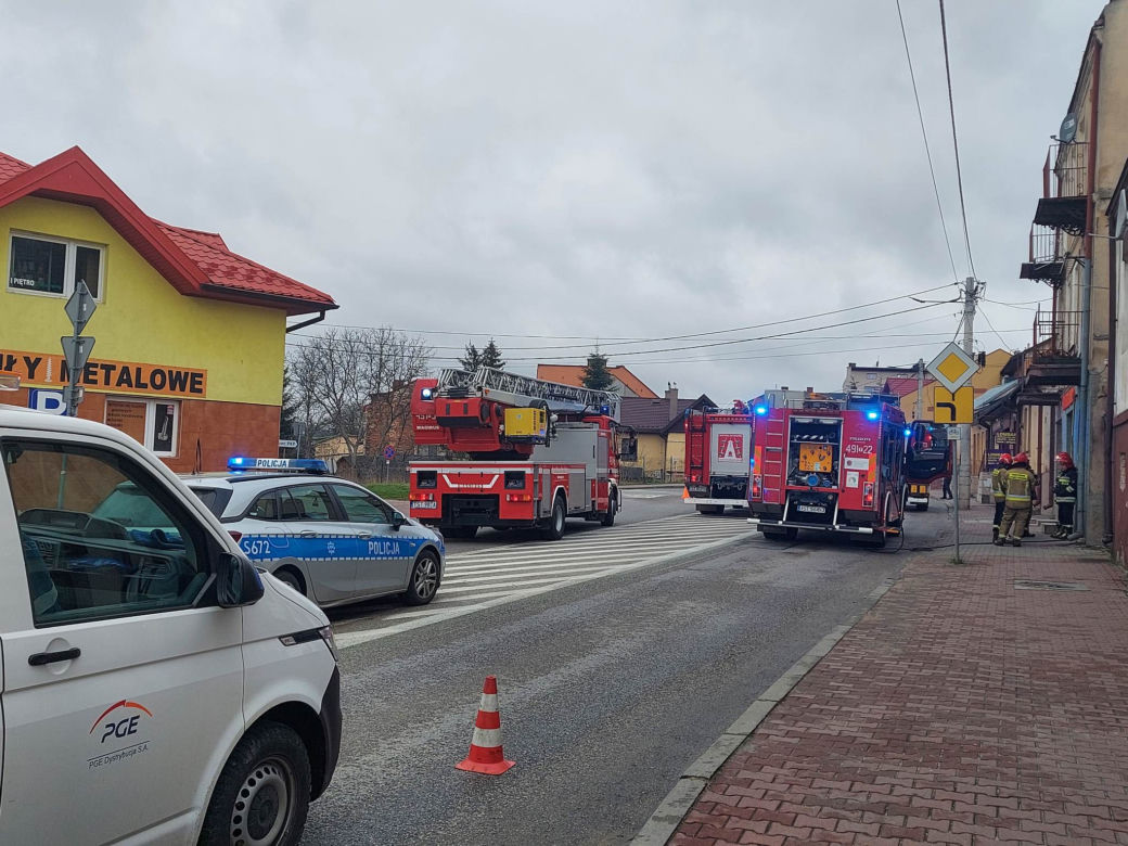 Pożar w kamienicy przy Iłżeckie w Starchowicach! W niedzielny poranek służby w akcji