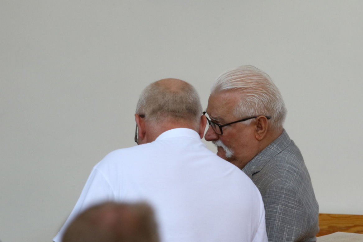 Lech Wałęsa wyszedł ze szpitala. Swoje kroki skierował do kościoła