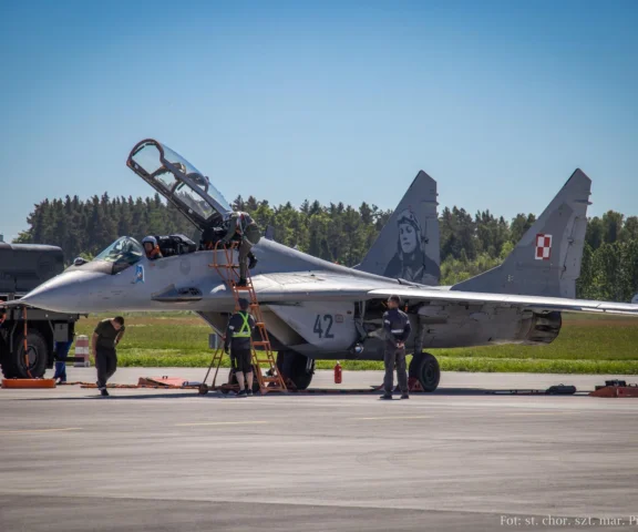Myśliwce MiG-29 w Gdyni. Piloci rozpoczęli intensywne szkolenie na wybrzeżu