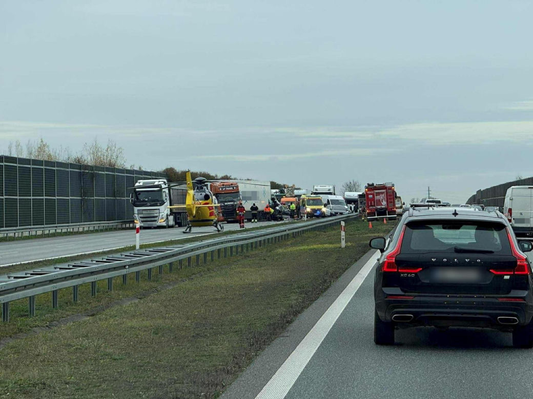 Pożar ciężarówki, potem wypadek. Laweta wioząca busy wjechała w tira na A2