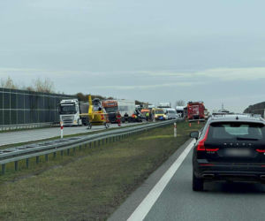 Pożar ciężarówki, potem wypadek. Laweta wioząca busy wjechała w tira na A2